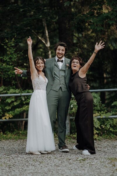 Ulrike Müller - freie Traurednerin mit dem Brautpaar Amelie und Elisas nach ihrer Hochzeit