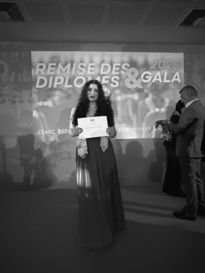 Photo portrait de la fondatrice du studio graphique indépendant Fenicia Studio, lors de la remise de son diplôme en communication & marketing d'influence, expertise qui est un véritable atout dans son accompagnement d'artistes et acteurs culturels. 