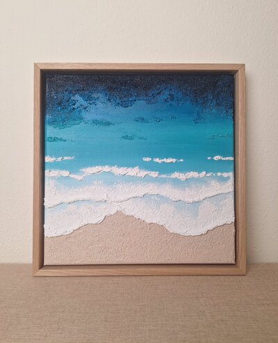 Inspiriert von Stränden mit türkis-blauen Wasser. Jede Welle ist mit Strukturpaste und feinen Pinselstrichen modelliert.