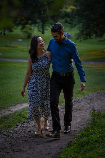 Couple à la tombée du jour au Lac des Castors de Montréal - Photographe de fiançailles