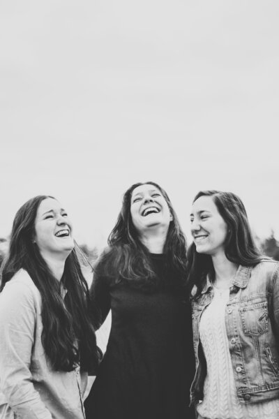 3 lachende zusjes naast elkaar