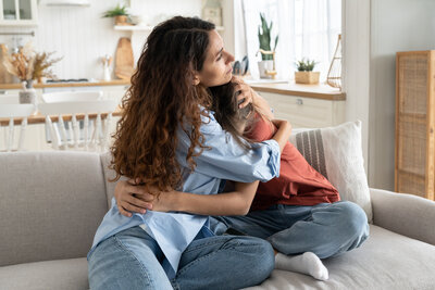Maman et enfant enlacés avec tendresse, symbolisant la sérénité et la connexion retrouvées grâce au programme La Roadmap.