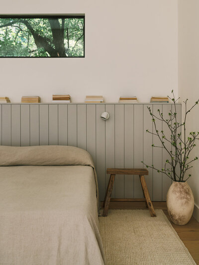 house-franc-emily-lauren-interiors-corador-home-rugs-collaboration-partnership-mutto-sconce-minimal-bedroom-film-stacked-books-linen-coverlet-bedding-custom-headboard-moody-scandinavian-bedroom-quiet-luxury-austin-texas