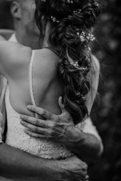 Bruidsfotograaf Nissewaard legt liefdevol moment vast tijdens de ceremonie