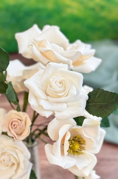 cream and ivory roses gathered together for putting on an elegant garden inspired wedding cake