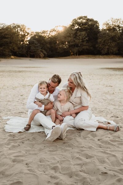 Golden hour gezinsshoot in de duinen