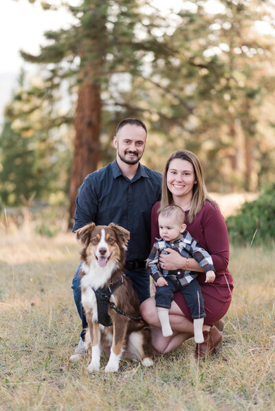 denver photographer captures family photos outdoor in the woods of the Rocky Mountains