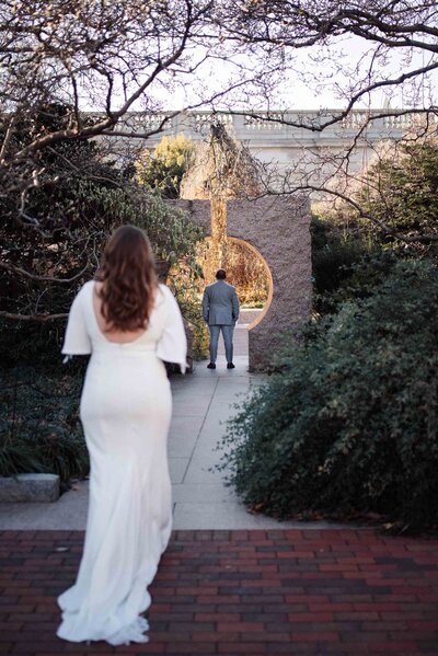 Bride walks towards groom for first look in washignton DC