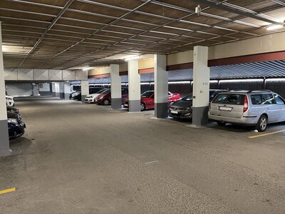 Et parkeringshus, også kjent som en parkeringsgarasje eller parkeringsanlegg, er en spesialisert bygning eller struktur designet for å tilby sikker og praktisk parkering for kjøretøy. Parkeringshusene er vanligvis plassert i travle byområder, nær butikker, kontorer, offentlige steder eller transportknutepunkter som flyplasser og jernbanestasjoner.  De viktigste funksjonene til et parkeringshus inkluderer å gi beskyttelse mot værforhold, forenkle parkering for sjåfører, og maksimere utnyttelsen av tilgjengelig plass. Parkeringshus kommer i ulike størrelser og kan tilby både korttids- og langtidsparkeringstjenester.  Typiske egenskaper av et parkeringshus inkluderer godt opplyste områder, tydelige trafikkregler og skilting, overvåkning for sikkerhet, og ofte også tilknyttede tjenester som betalingsautomater eller mobilapplikasjoner for enkel betaling.  Parkeringshus spiller en viktig rolle i å redusere gateparkering, lette tilgangen til virksomheter og offentlige områder, og bidra til å redusere trafikkbelastning og forbedre trafikkflyten i urbane områder.  For å finne et pålitelig parkeringshus i ditt område, kan du bruke søkemotorer eller mobile apper som tilbyr informasjon om tilgjengelige parkeringsmuligheter, priser og beliggenheter. Dette gjør det enkelt for bilister å planlegge sin parkering og sikre en trygg og praktisk opplevelse.