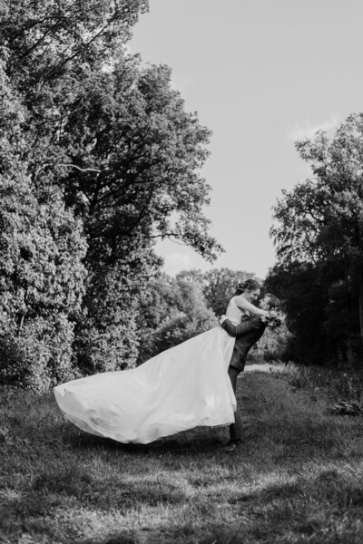 Warme, natuurlijke en ongedwongen foto van Marick & Florine op hun bruiloft in Overijssel