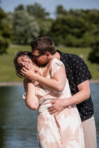 Couple au Lac des Castors de Montréal - Session de fiançailles - Photographe de fiançailles Montréal