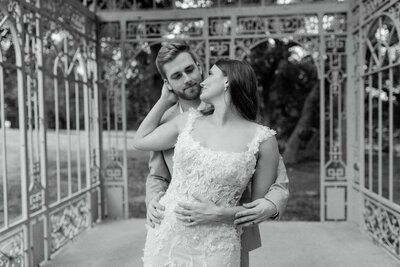 Black and white picture of bride and groom outside Texas venue