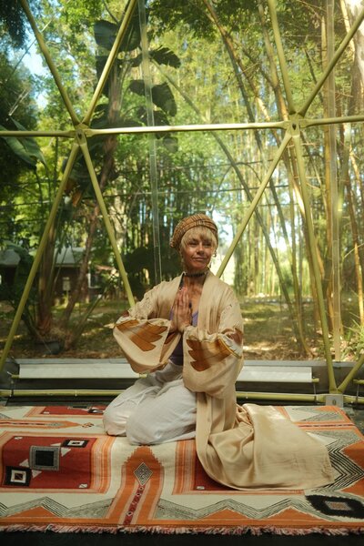 HarJiwan in rock pose prayer 