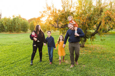 Scottsdale family photographer photo shoot of family walking
