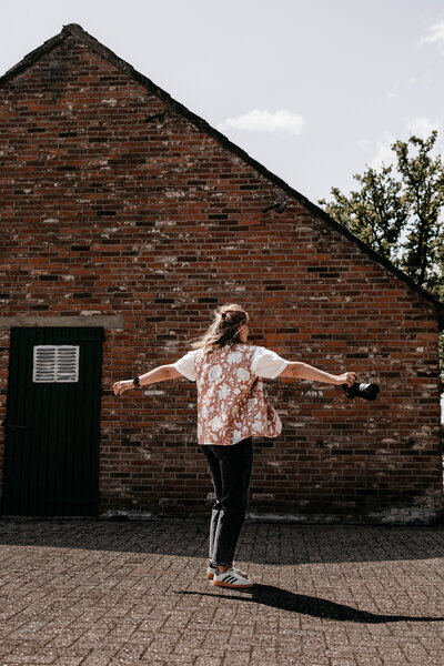 Tessa Baas met fotocamera