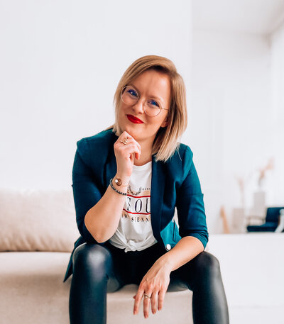 Porträt von Kim, der Gründerin von TheBRANDDESIGNspace, in einem modernen und freundlichen Ambiente. Symbolisiert Professionalität und persönliche Betreuung für Coaches und Therapeutinnen.