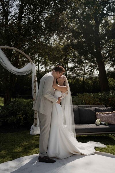 Huwelijksfotografie, Trouwfotograaf twente, trouwfotograaf oldenzaal, trouwfotograaf overijssel, BEAU À BO, intieme trouwfoto's, pure foto's