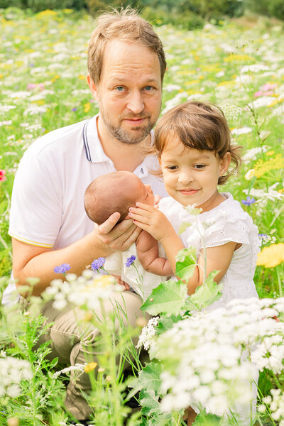 bruid en bruidegom hand in hand en pronken met hun ringen tijdens hun trouwfotoshoot