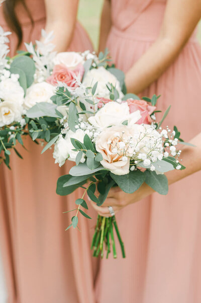 pink and white bridesmaids bouquets