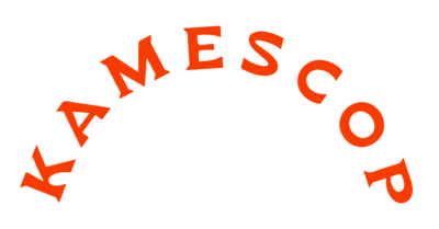 Écriture rouge en arc de cercle indiquant "kamescop". Élément du logo Kamescop.