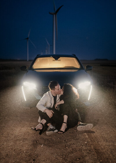 Séance photo de couple en extérieur dans un parc d’éoliennes en région parisienne – un shooting créatif et audacieux dans un décor industriel et poétique
