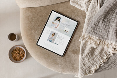 Custom Branding for a Motherhood photographer with a clover illustration