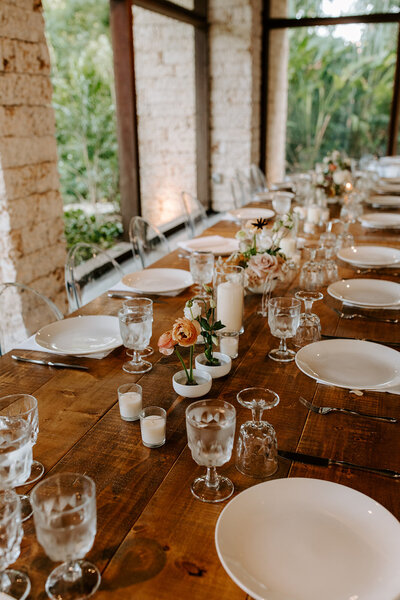 Michelle and Christians table layout with delicate floral pieces.