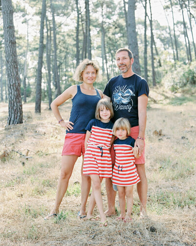 Famille de quatre , photo de groupe à la Dune du Pilat, deux filles et leurs parents, classique