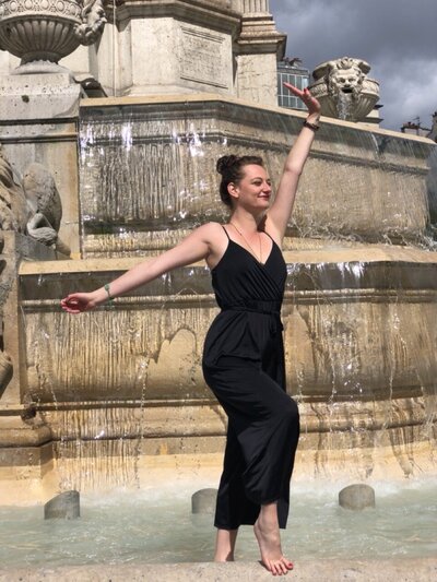 femme-danse-fontaine-statut