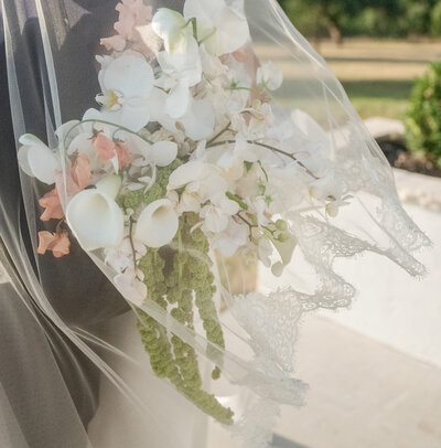wedding veil and bouquet photo at The Arlo in Austin with Jenna Wren photography 
