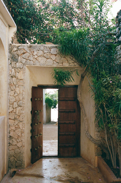 Romantic photojournalism