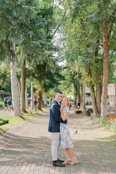 wedding couple kissing in a field with mountain