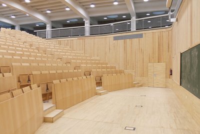 Fabricación asientos grada del Aula Magna en la Universidad Técnica de arquitectura de Granada