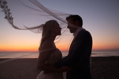 Trouwfoto van bruidspaar bij zonsondergang in Zuid-Holland
