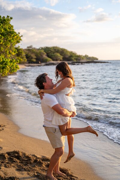 Couple_enjoying_beach_sunset_1_surprise_proposal_in_waikoloa