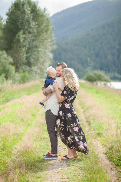 picture perfect kelowna family infront of willow tree