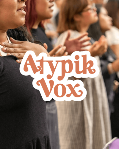 Maquette créée par Fenicia Studio pour l'identité visuelle d'une organisation proposant des ateliers de chants inclusifs. Elle représente le logo sur fond d'une chorale.