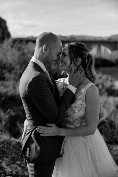 Trouwfotografie na de bruiloft: een ontspannen en spontane after-weddingshoot voor extra mooie bruidsfoto’s.