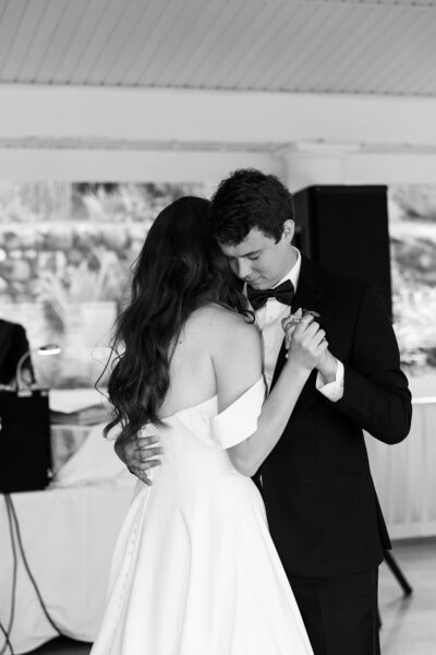 bride and groom first dance at Bay Pointe Lindsay Elaine Photography