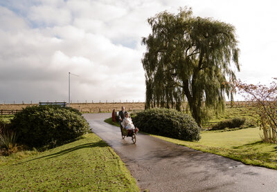 Bruidspaar in bos