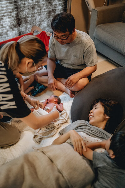 family-laughing-gifu