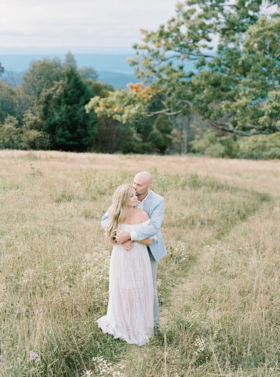 couple snuggled up at Big Spring Farm by Natalie Jayne Photography