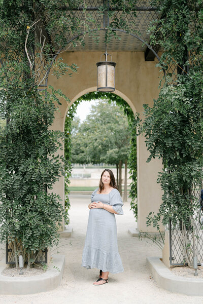 Philly mom holds pregnant belly during her photo session with AnneMarie Hamant