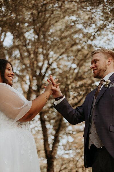 Hochzeitspaar hält sich an den Händen 