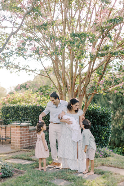 Candid family portrait of family of 5 in Philadelphia park