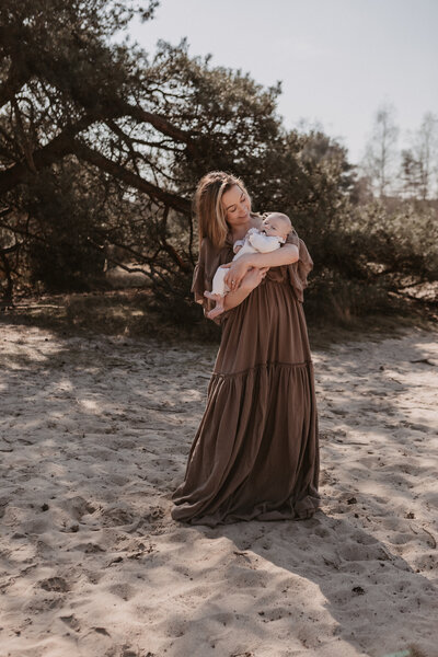 Bij het mooie kalmthoutseheide moeder en baby van 3 maanden vastgelegd in de motherhoodshoot.