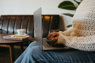 Mckayla of The Comma Mama Co teaching how to write a review blog post for your favorite tools and products.