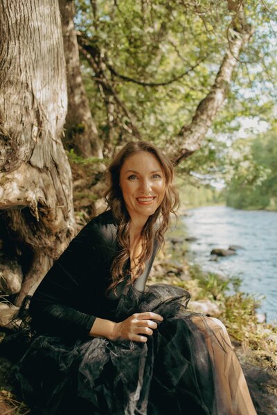 elizabeth smiling in black dress