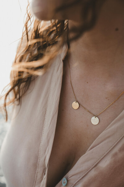 Detailfoto van een moeder haar ketting.