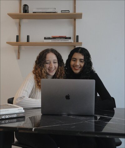 Girls working - Aria Studio branding web design